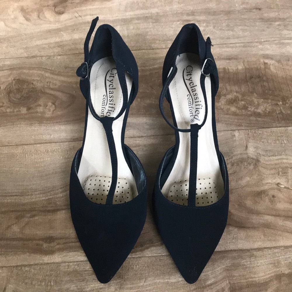 Stylish Black Medium Heeled Pumps!
